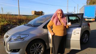 88 yaşındaki Emine nine usta şoförlere taş çıkartıyor