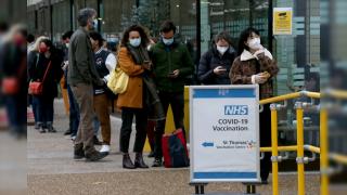 İngiltere’de aşı kuyruğu