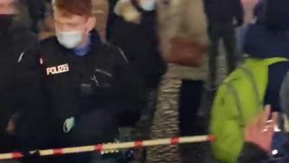 Alman polisinin sosyal mesafeye çubuk önlemi viral oldu