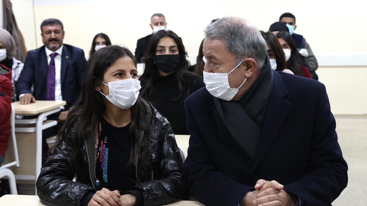 Öğrencilerle bir araya geldi