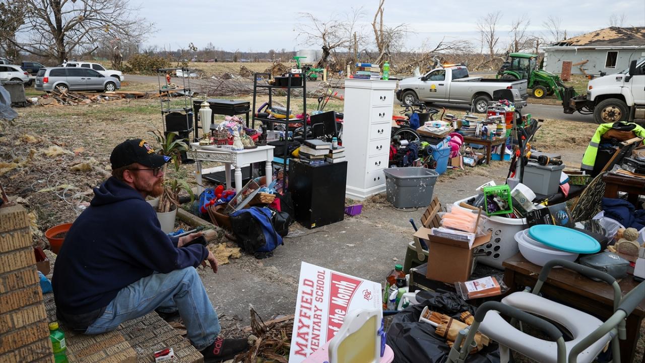 Enkazda, kullanılabilir eşyalarını arıyor