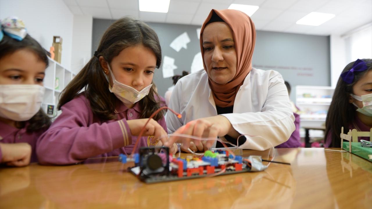 Okul sonrası zamanlarda çocuklara yönelik bilim seansları düzenledi