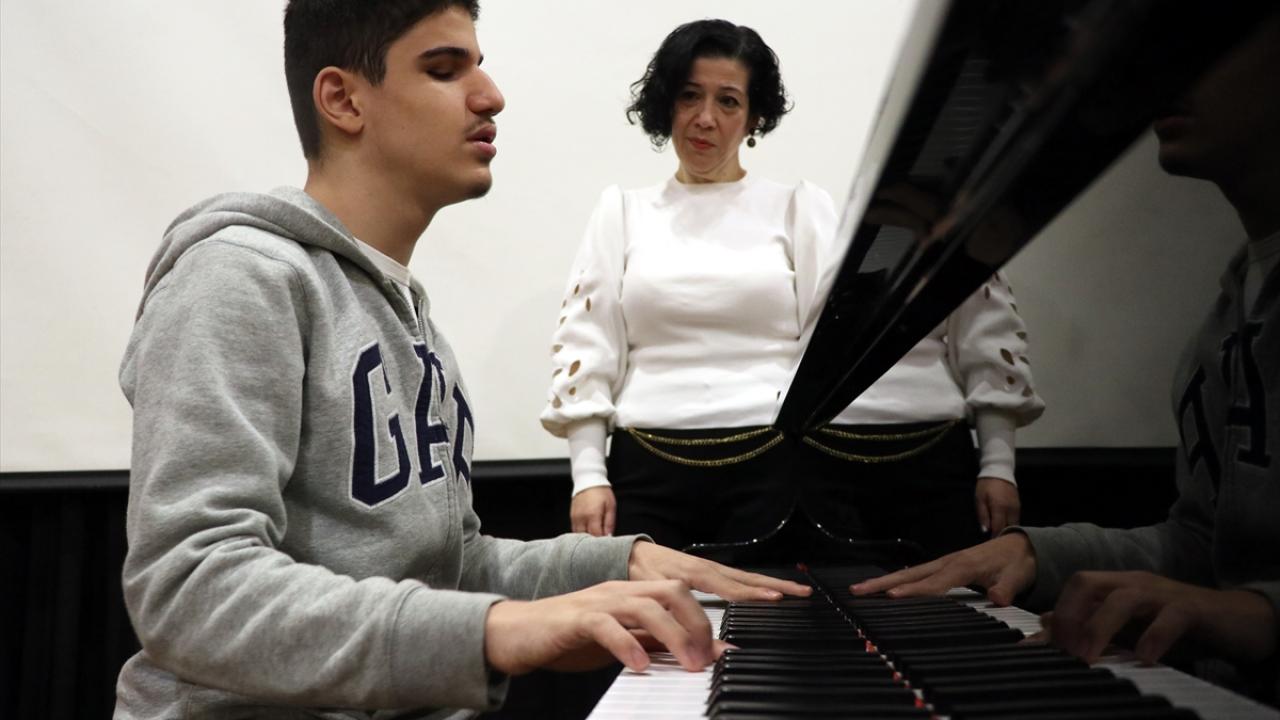 "Deniz`in mevcut gelişimini piyano üzerinden sürdürmeye çalışıyoruz"