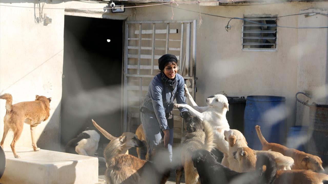Masrafları karşılamak için birkaç işte çalışmak zorunda kaldı