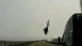 ABD'de helikopter otoyola böyle çakıldı