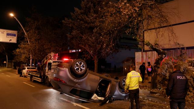 Ağaca çarpan otomobil ters döndü