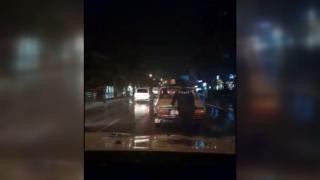 Yakıtı biten sürücünün yardımına polis yetişti