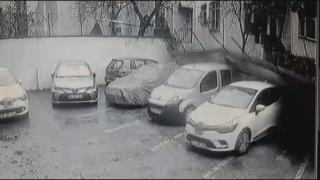 Sağanak nedeniyle istinat duvarı çöktü: O anlar kamerada