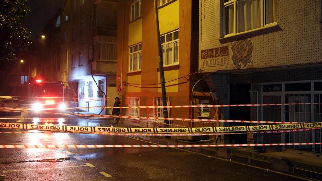 Bağcılar'da kaldırım çöktü, iki bina tedbir amaçlı boşaltıldı