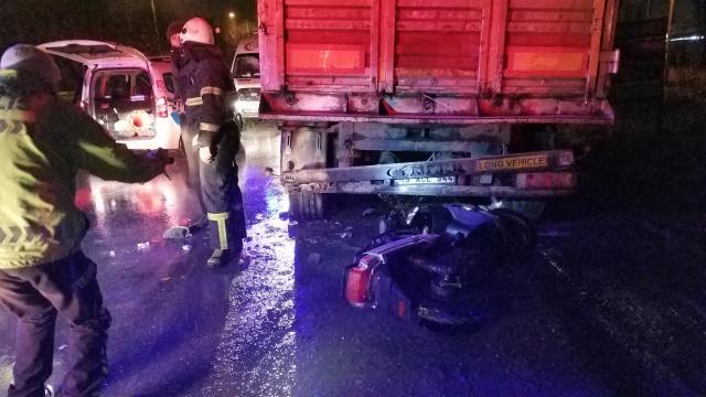 Elektrikli bisiklet tıra çarptı: 2 yaralı
