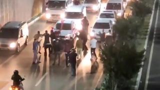 Düğün konvoyu 'oynamak' için yolu trafiğe kapattı