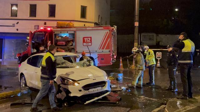 Beşiktaşta otomobil refüje çarptı: 1i ağır 2 yaralı