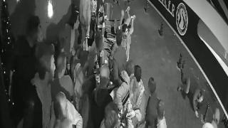 "Ben Superman'im" diyerek kafedeki masalara atladı