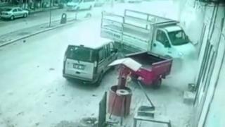 Freni boşalan kamyonet alışveriş yapanları teğet geçti