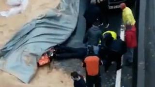 Buğday kepeği yüklü kamyon motosikletli kuryenin üzerine devrildi