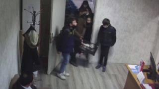 Kendileri küçük, yürekleri büyük çocuklardan yaralı kediye yardım eli