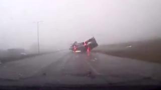 ABD'de kuvvetli rüzgar tırı böyle devirdi