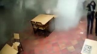 Çöken çatının altında kalmaktan son anda kurtuldu