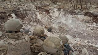 Orgeneral Çetin teröristlerin etkisiz hale getirildiği mağarayı inceledi