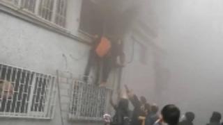 Yangında mahsur kalanlar demir korkuluklar kesilerek kurtarıldı