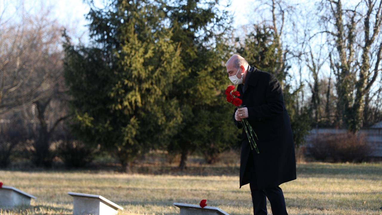 Askerlerin mezarlarına karanfil ve gül bırakıp dua eden Soylu, imzaladığı şehitlik defterine şunları yazdı: