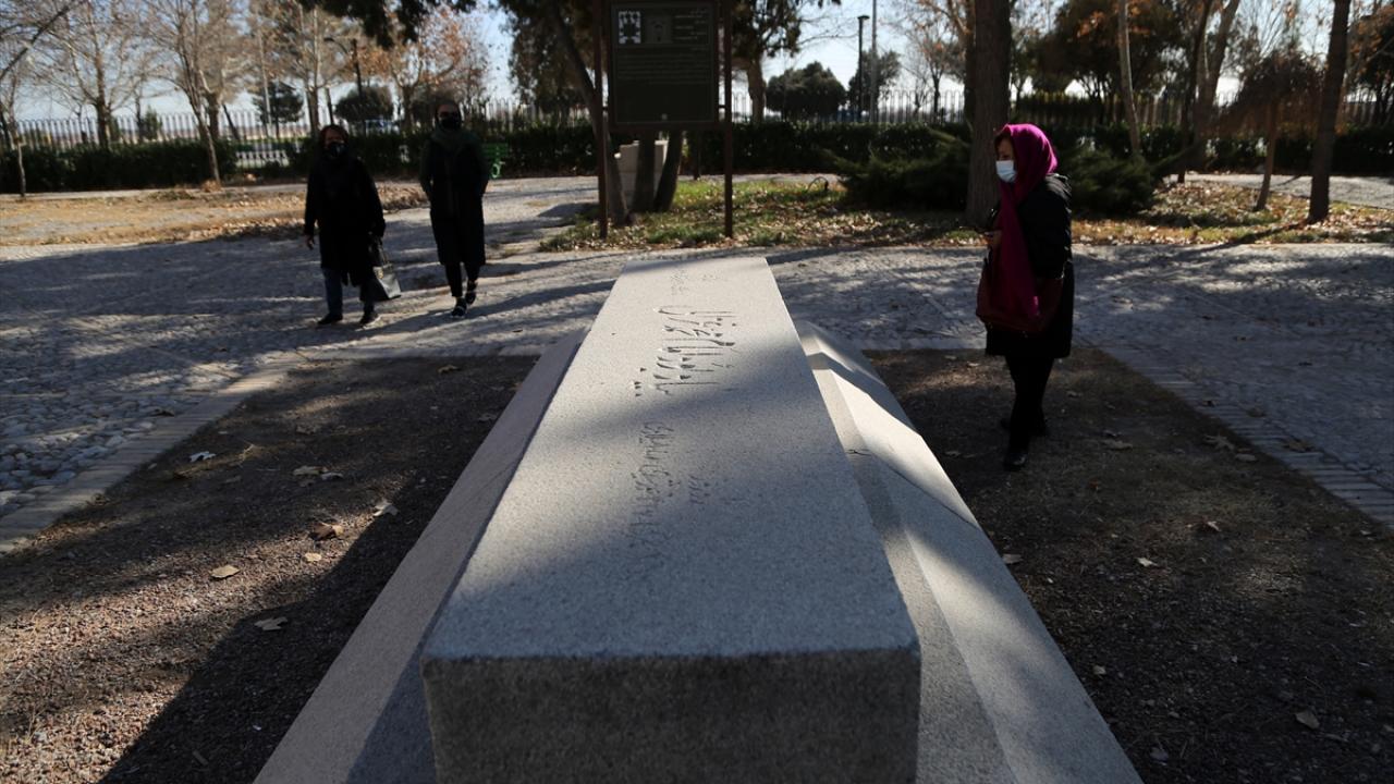 Aynı bölgede Gazali`ye nispet edilen başka bir mezar bulunuyor