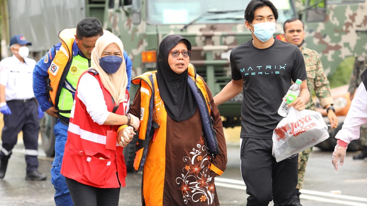 En az 30 bin kişi tahliye edildi