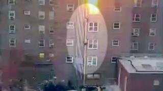 ABD'de yangın: 4'üncü kattan boruya tutunarak aşağı indiler