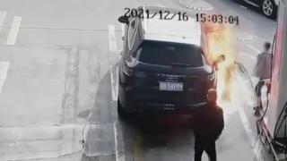 Çin'de bir adam akaryakıt pompasını ateşe verdi