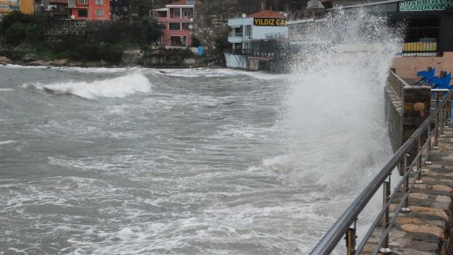 Amasrada etkili olan fırtınada gemiler limana sığındı