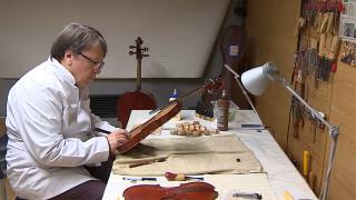 Osman Zeki Üngör'ün asırlık kemanı yılbaşı konseri için hazırlanıyor