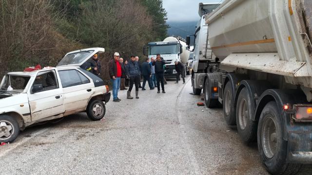 Düzcede tır ile otomobil çarpıştı: 2 yaralı
