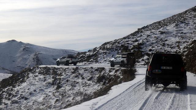 Off-road pilotları karlı dağlarda yarışlara hazırlanıyor