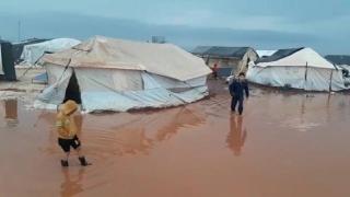 İdlib'de sağanak: Çadır kamplar su altında kaldı