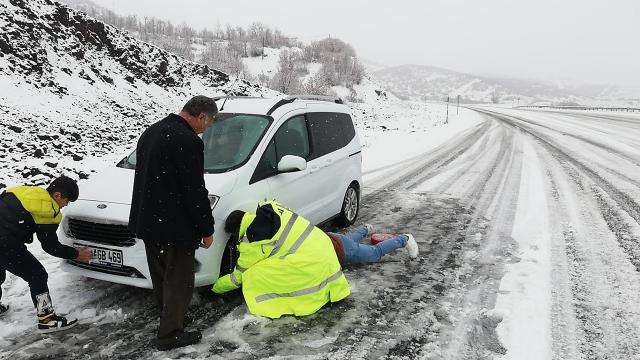 Kar nedeniyle yolda kalan ailenin imdadına polis yetişti