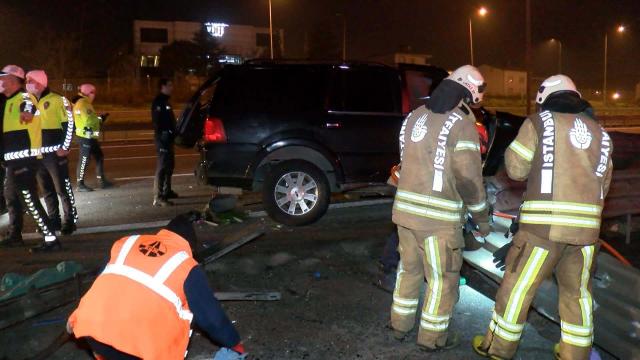 İstanbulda cip bariyere çarptı: 2 yaralı