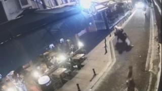 Köpeğin kovaladığı kurye kaza yaptı