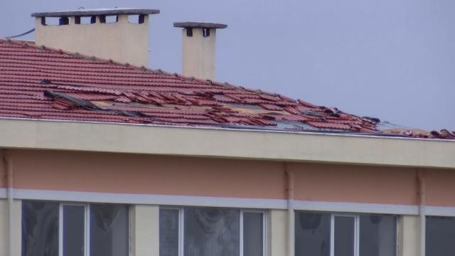 Arnavutköyde lodosta çatısı hasar gören okulu su bastı