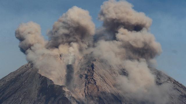 Semeru Yanardağında alarm: Yeniden patlayabilir