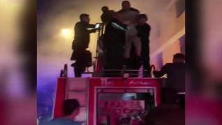 Yangında mahsur kalan yaşlı çifti itfaiye kurtardı