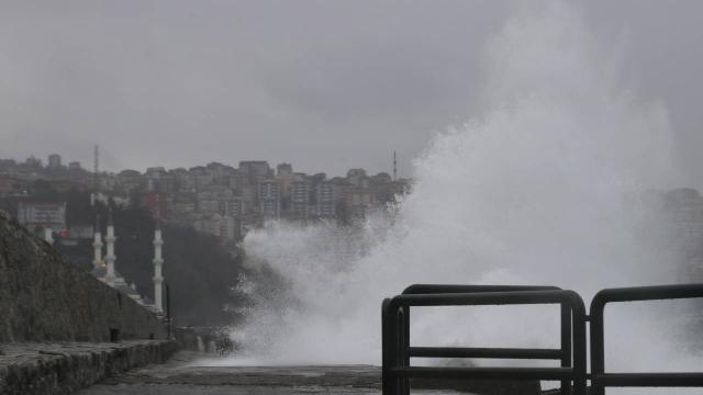 Batı Karadenizde kuvvetli rüzgar: Dalgalar 7 metreyi aştı