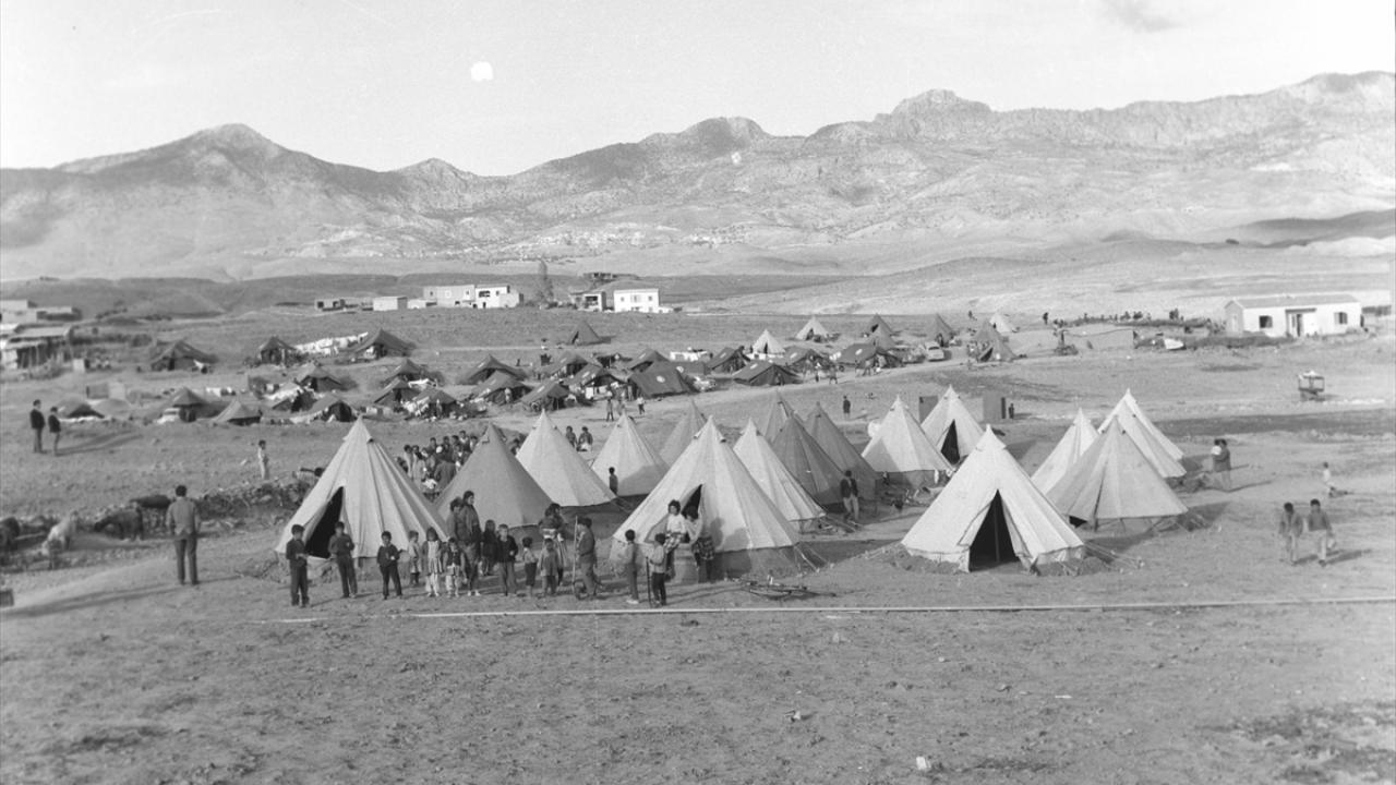 Yunan Cuntası 1974`te Kıbrıs`ta darbe yaptı