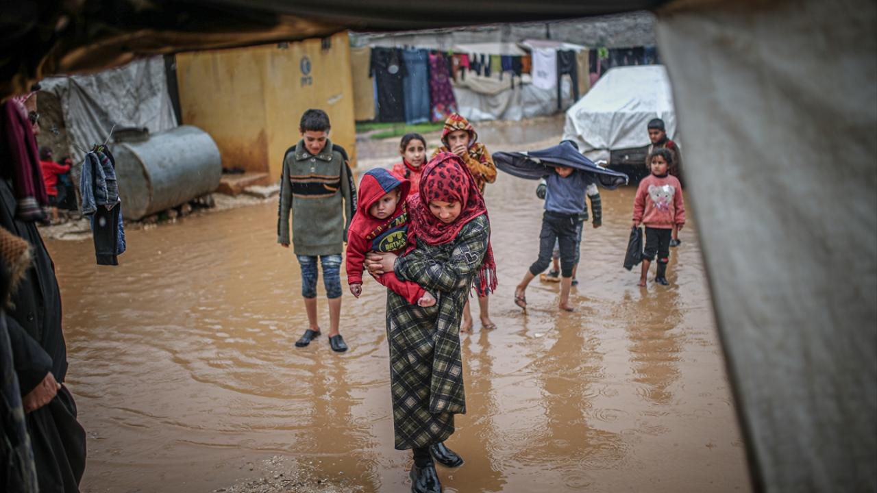 "Yemeği topladığım atık plastik poşetleri yakarak pişiriyoruz"