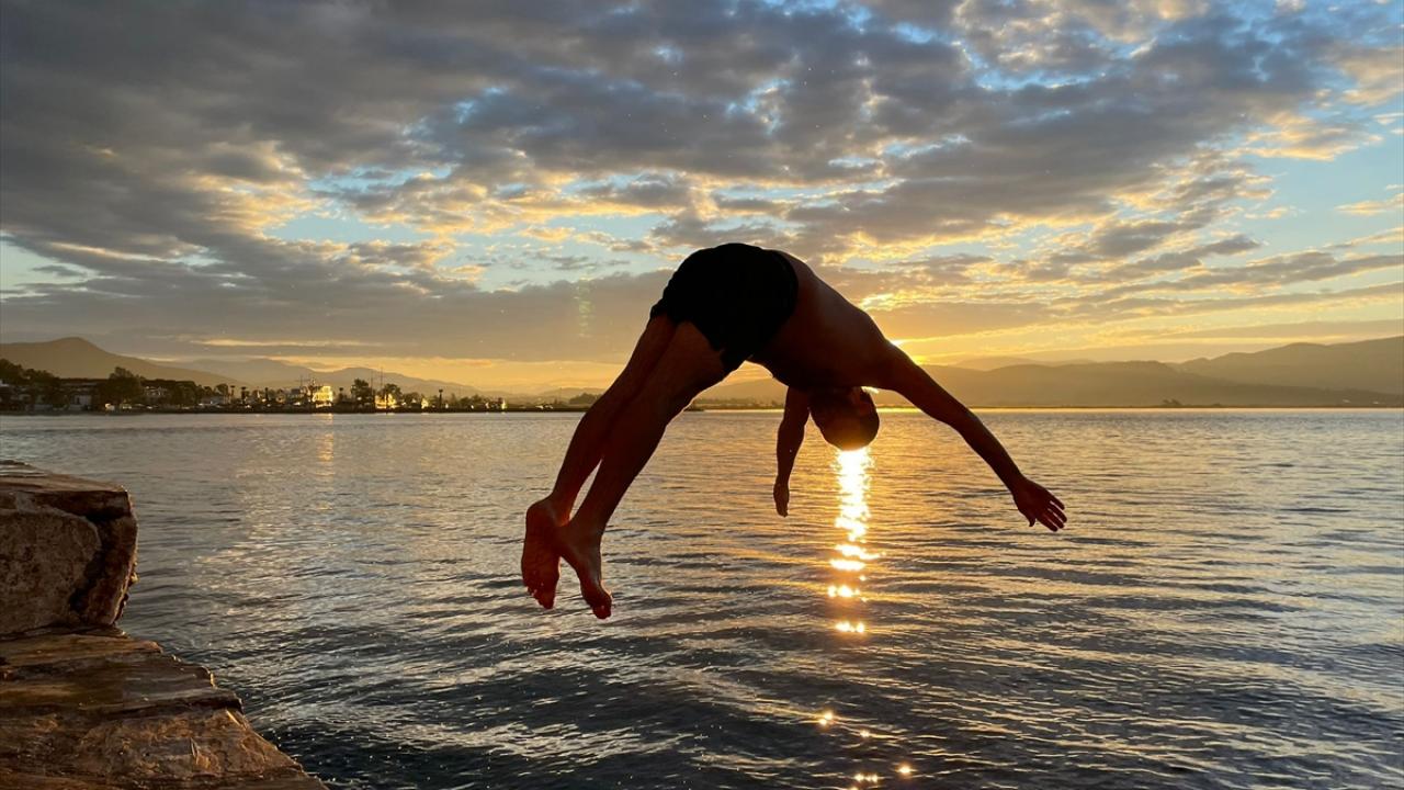 Önce yüzüp sonra işe gidiyorlar