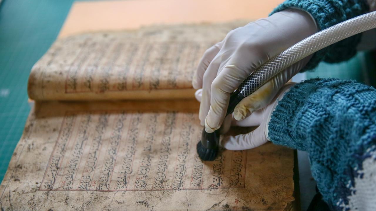 400 yıllık Kur`an-ı Kerim hediye edildi