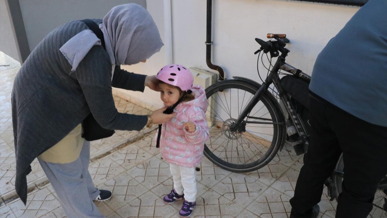 Turlarına iki yaşındaki kızları da katılıyor