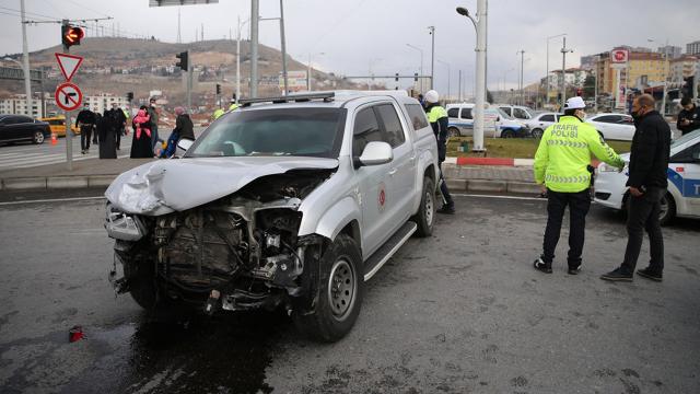 Şanlıurfa Valisi Erinin koruma ekibi kaza yaptı: 4 yaralı