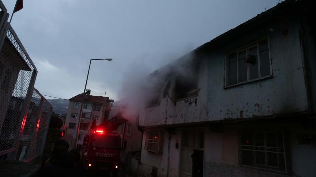Tokatta iki katlı ahşap evde çıkan yangın hasara yol açtı