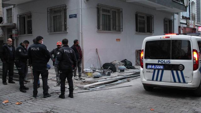 Aydında inşaat iskelesi çöktü: 2 yaralı