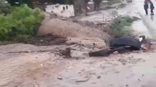 Bolivya'da sel: Köprü sular altında kaldı